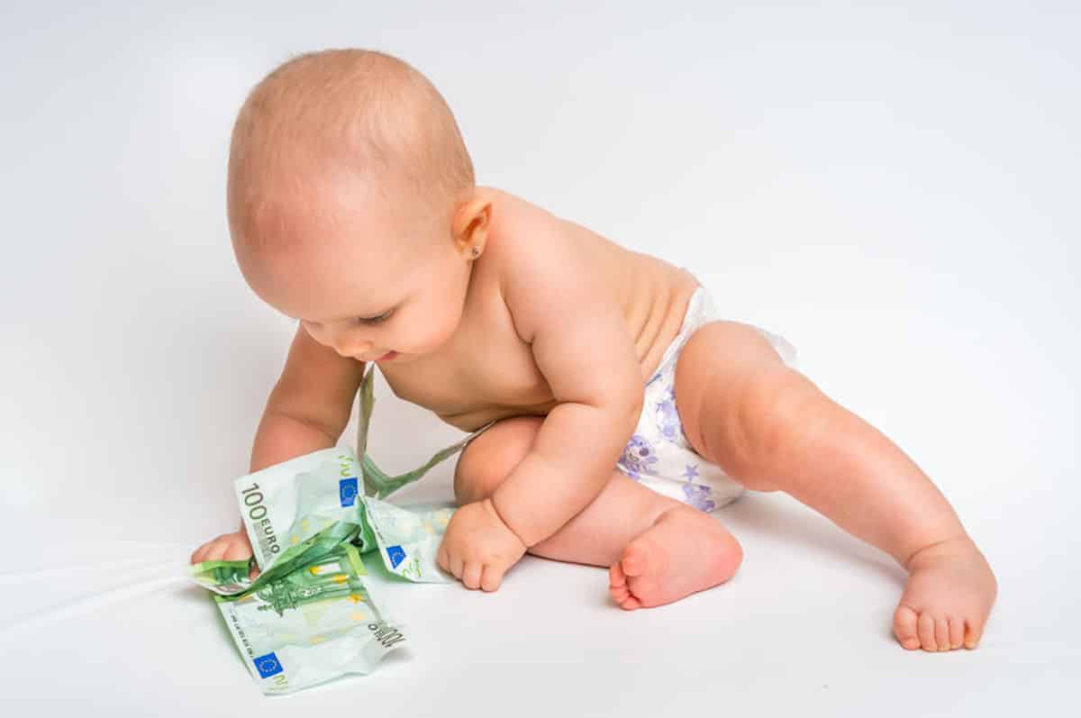 Electrificeren Romanschrijver huurling Wat kost een baby of kind? ▷ Kosten luiers, flesvoeding en babyuitzet!