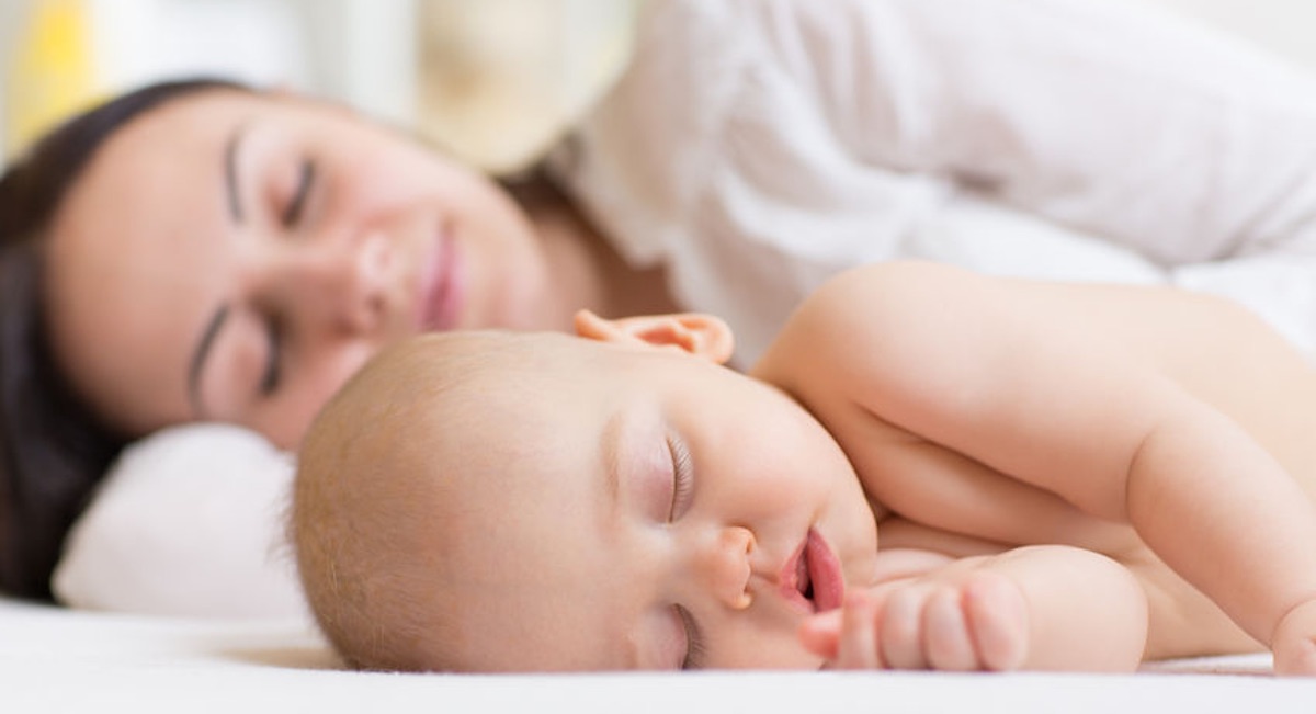 Het Hoe En Waarom Van Nachtvoedingen Van De Pasgeboren Baby 