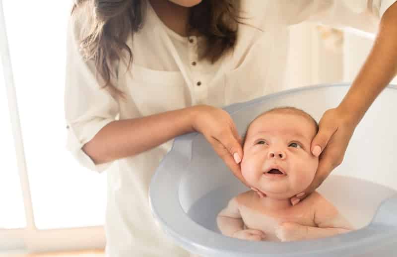 Inspireren Psychologisch hoed Babybadje of tummy tub kiezen? De voordelen en nadelen!