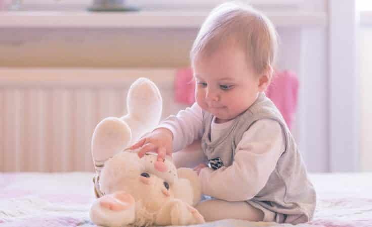 Roei uit Slot bespotten Waarom is een knuffel belangrijk voor jouw baby of dreumes?
